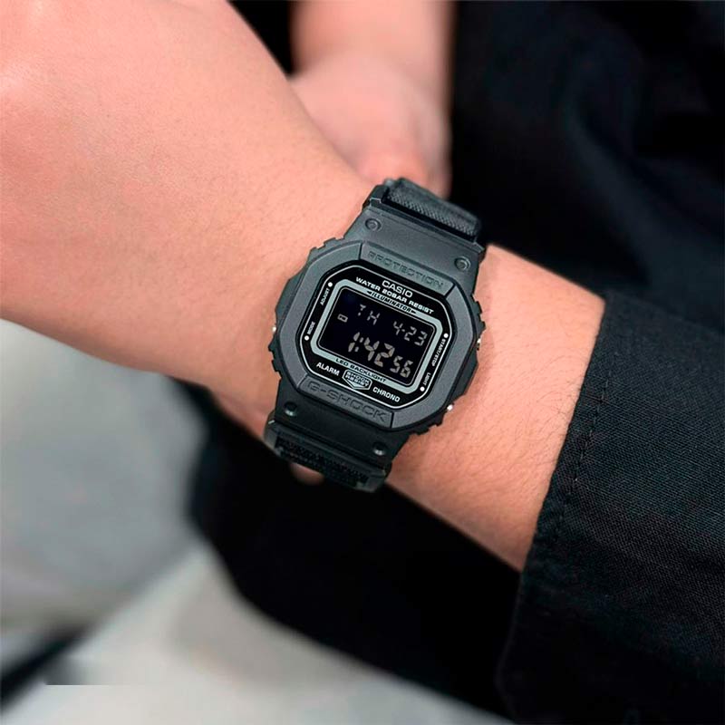 Casio DW-5600MNC-1ER Casio DW-5600MNC-1ER